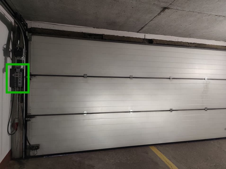Wyjazd z parkingu — panel z przyciskiem otwierania bramy