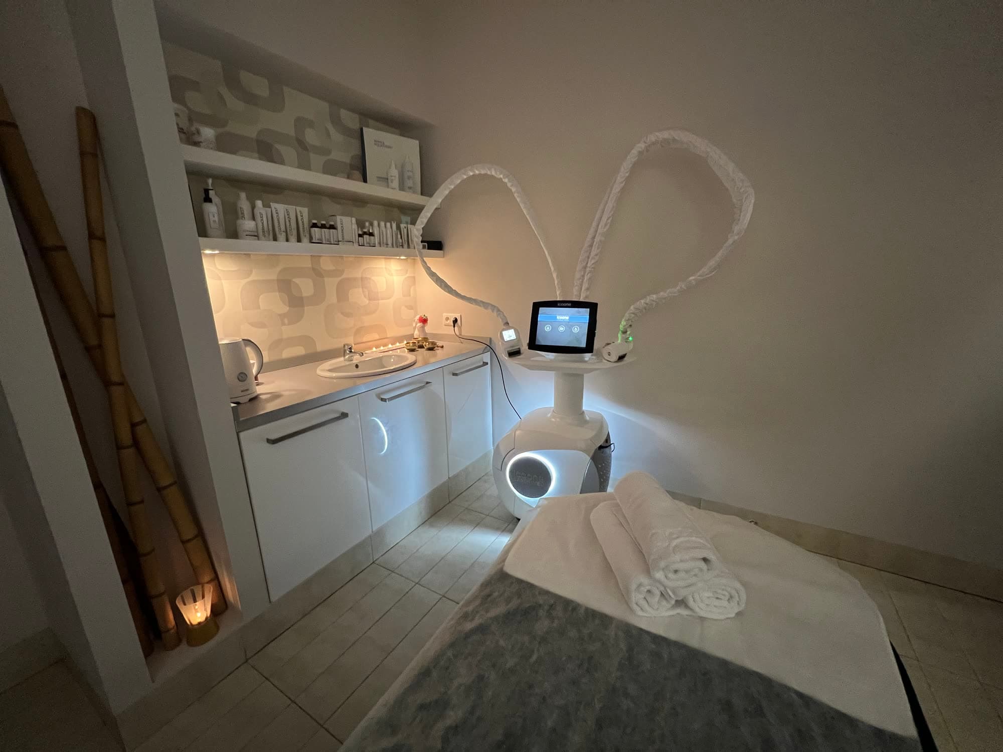 Gabinet endermologii w Poziomkowym Spa na Mokotowie w Warszawie z urządzeniem ICOONE® LASER MED 2 i przygotowaną leżanką